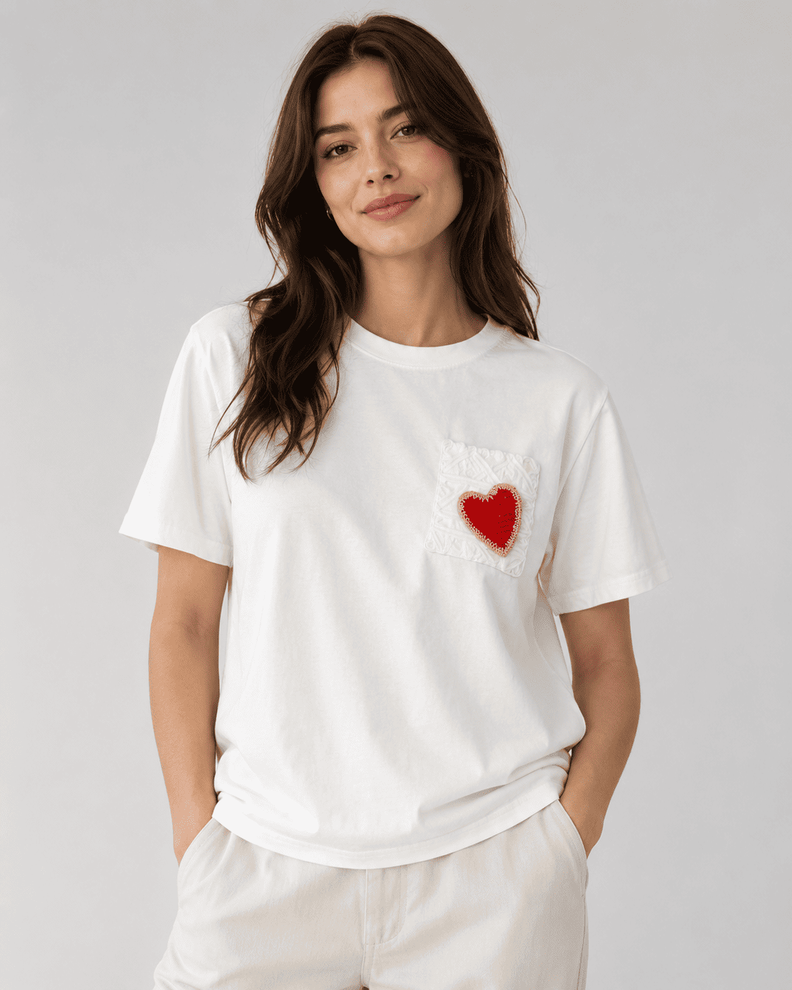 Maglietta con taschino e cuore rosso