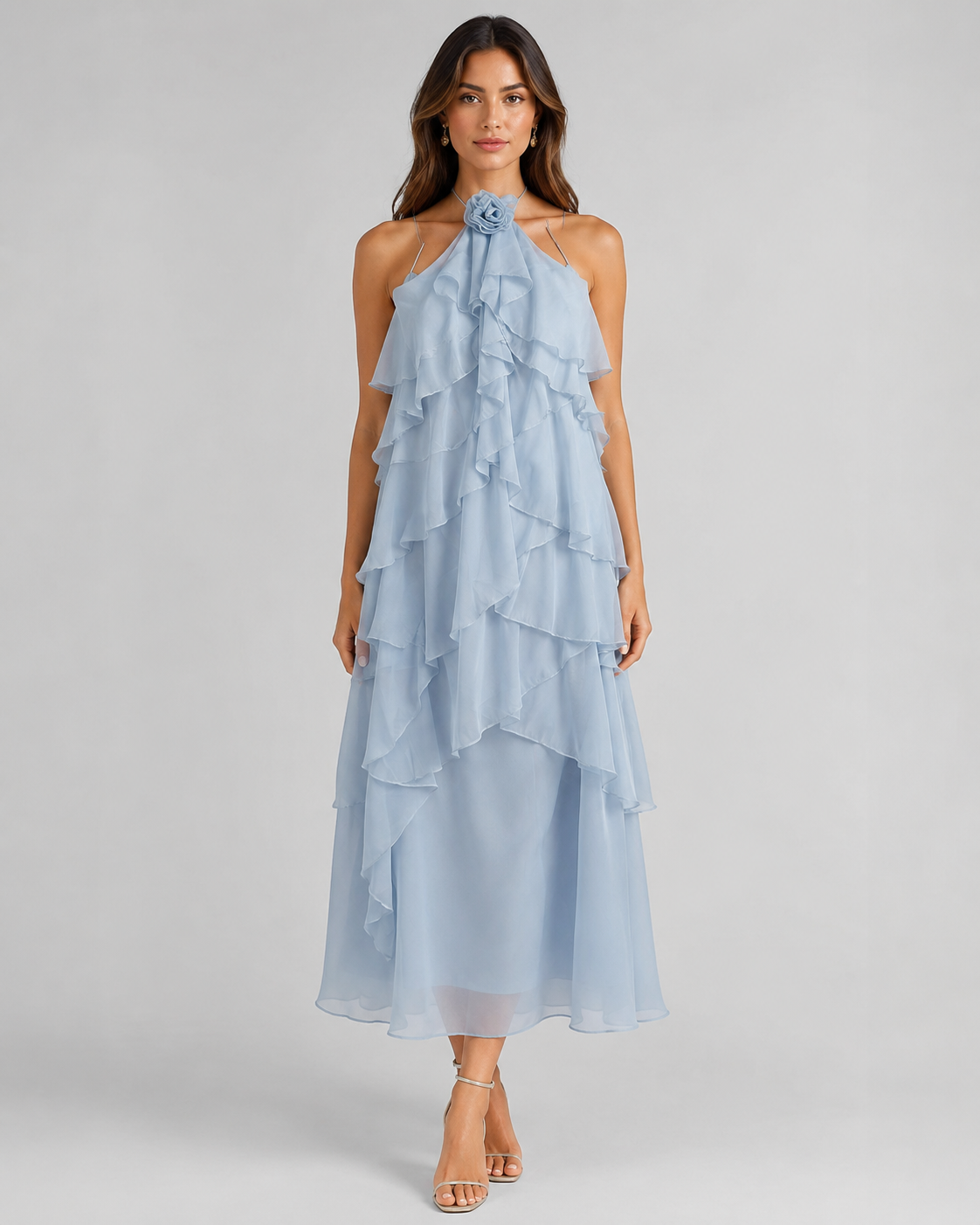 Abito midi in chiffon con volant e fiore al collo