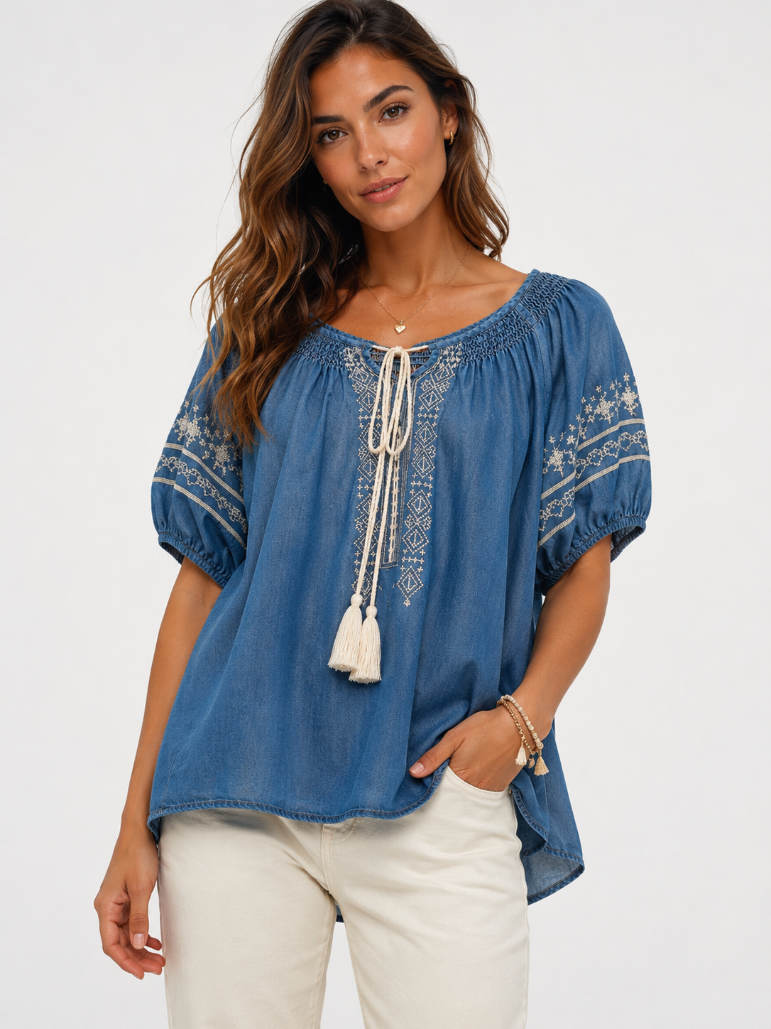 Blusa Donna in Denim Leggero con Ricami Boho e Nappine