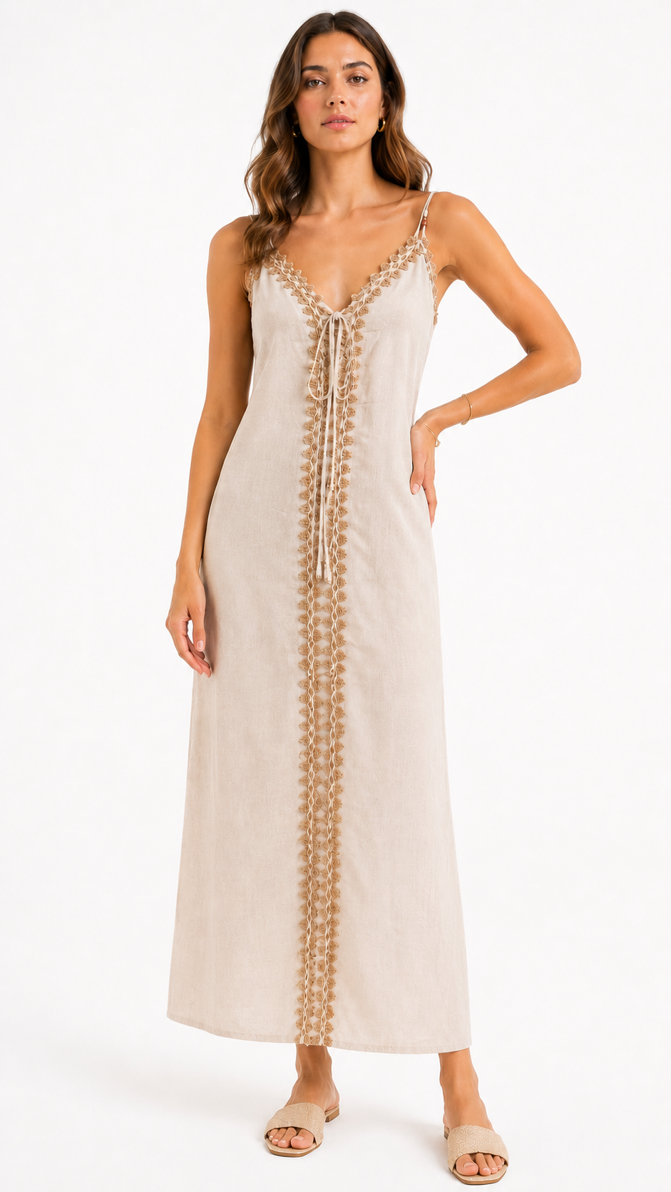 Abito Lungo con Ricami Beige e Spalline Sottili