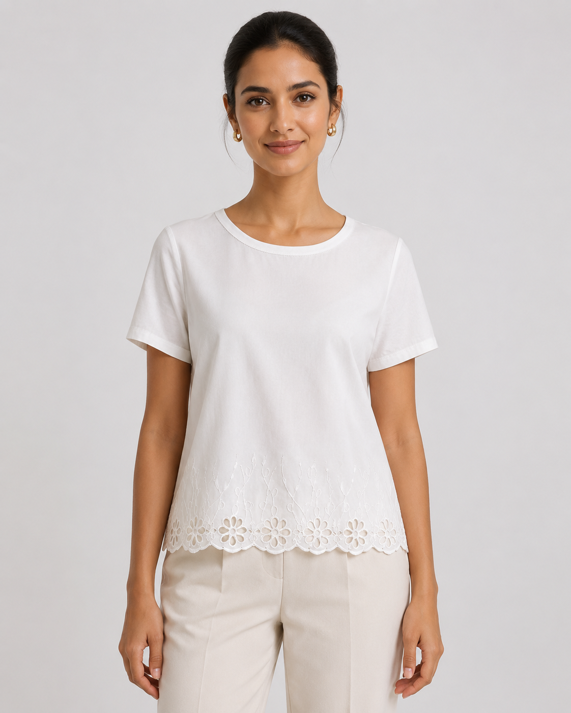 T-shirt bianca con ricamo sangallo sul fondo