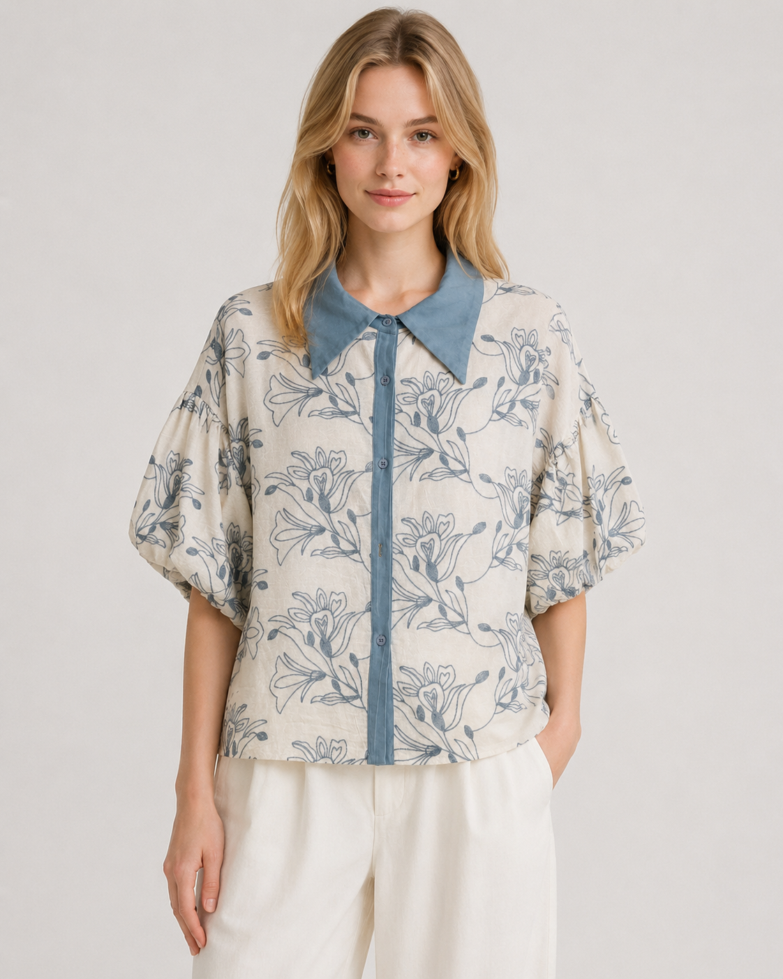 Camicia floreale azzurra con colletto a contrasto