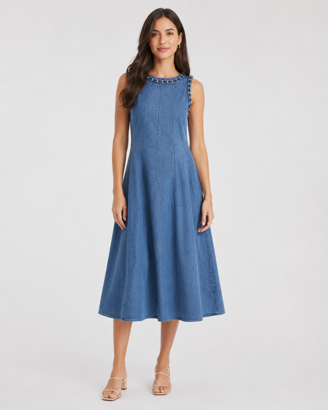 Vestito midi in denim svasato con scollo decorato