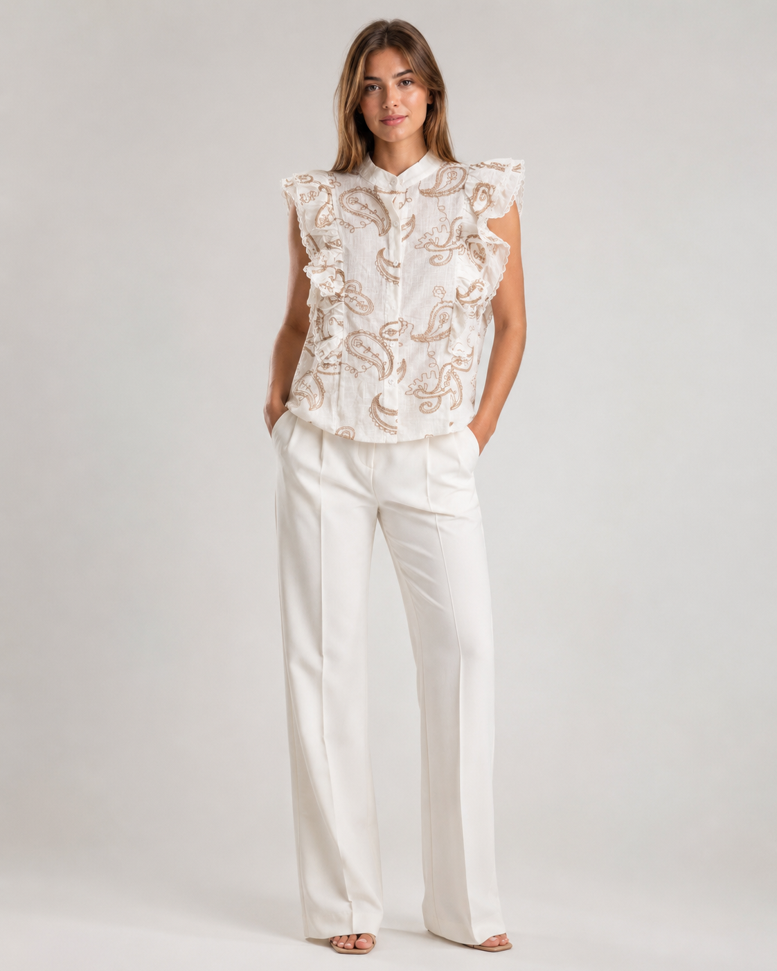 Camicia bianca con ricami paisley e ruches sulle spalle