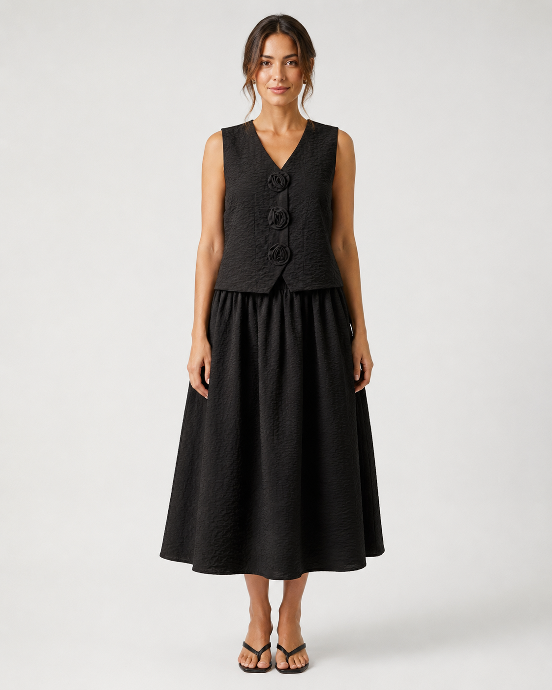 Coordinato gilet e gonna lunga neri con roselline