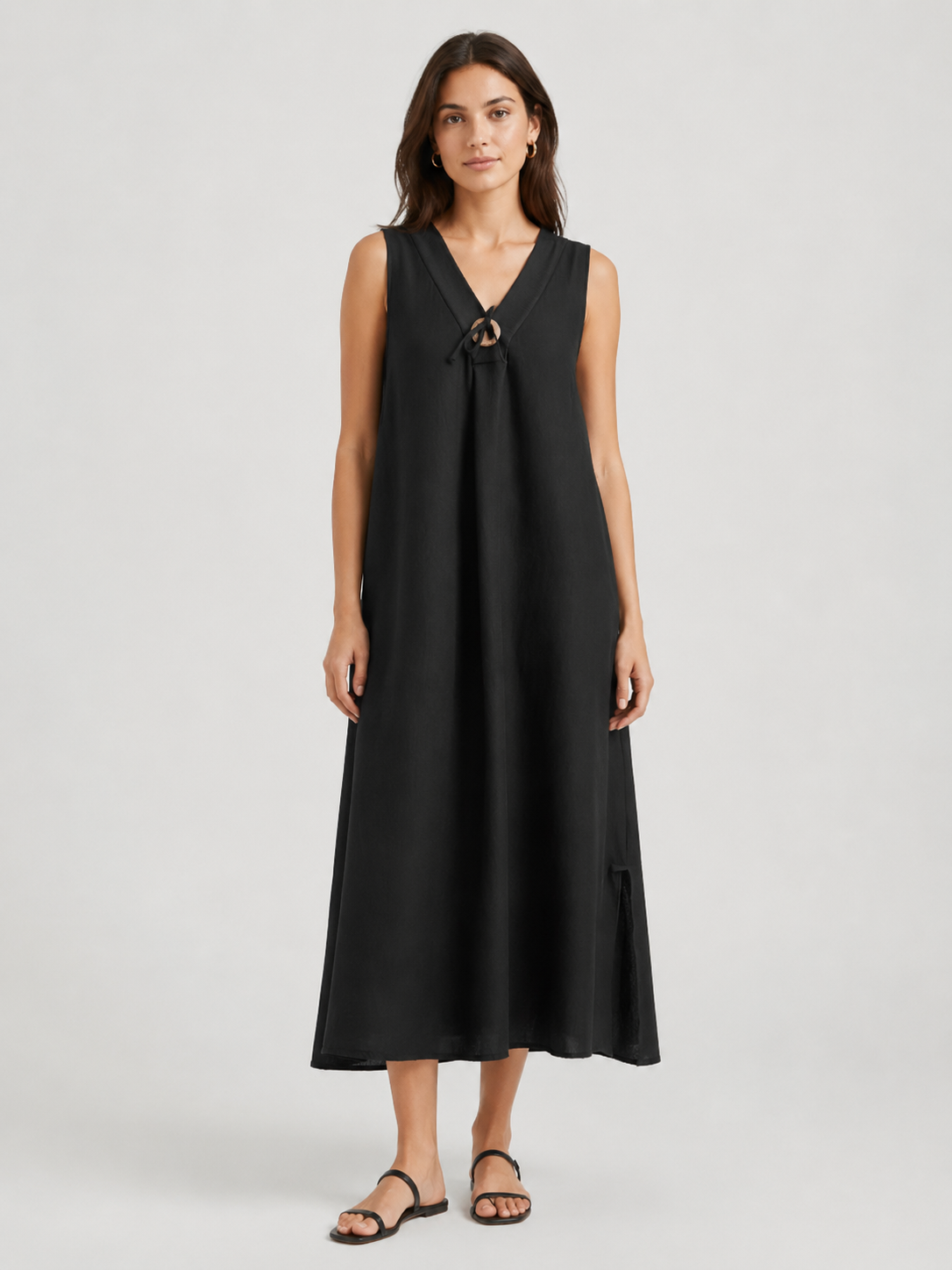 Vestito lungo smanicato con anello decorativo