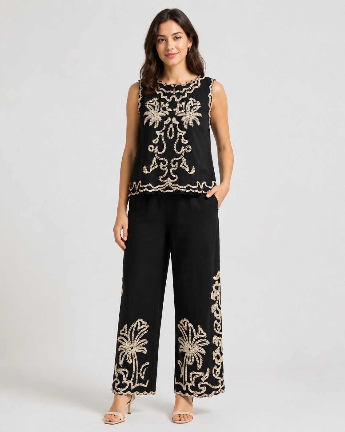 Coordinato top e pantaloni palazzo neri con ricami barocchi