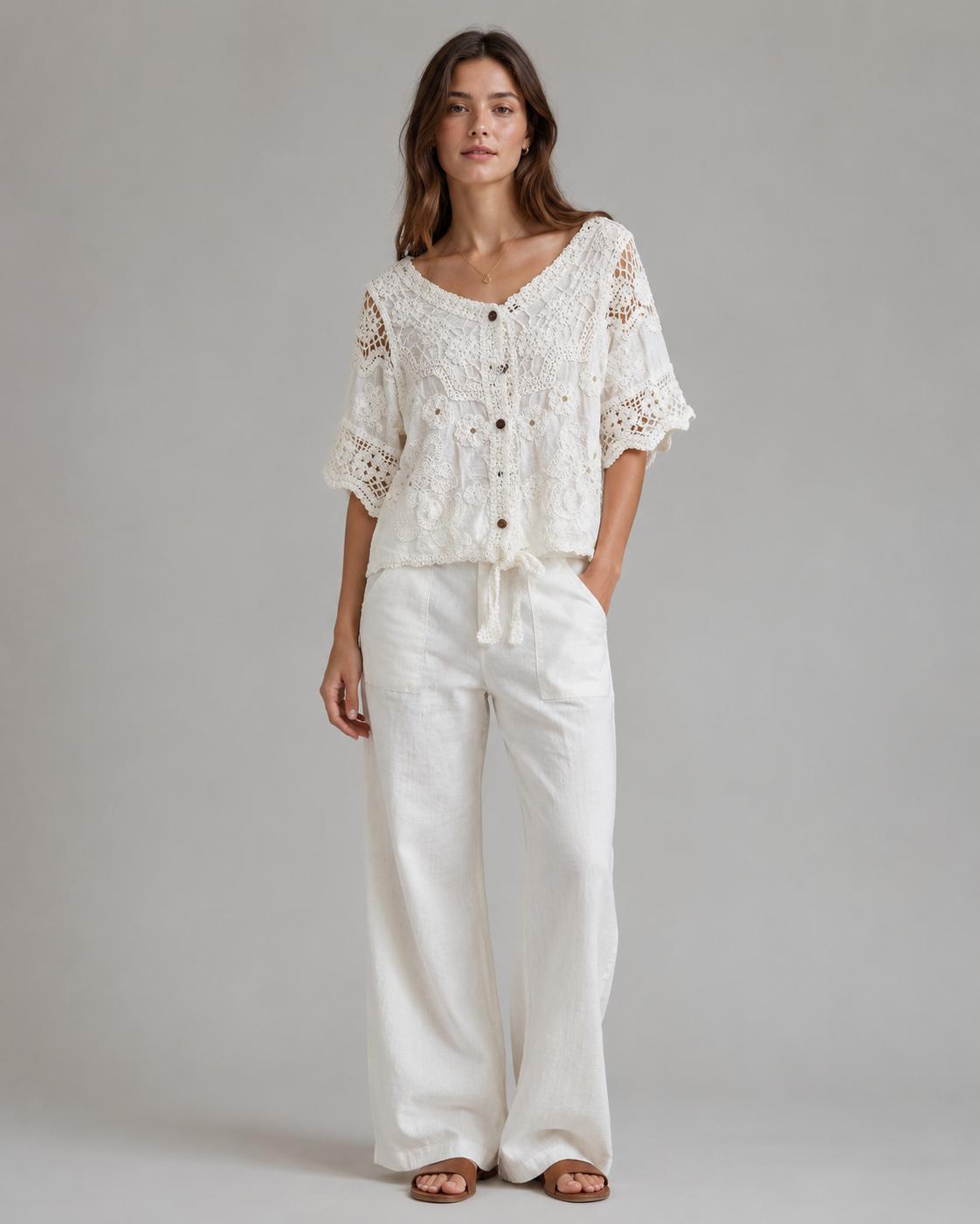 Top crop in macramè bianco con bottoni