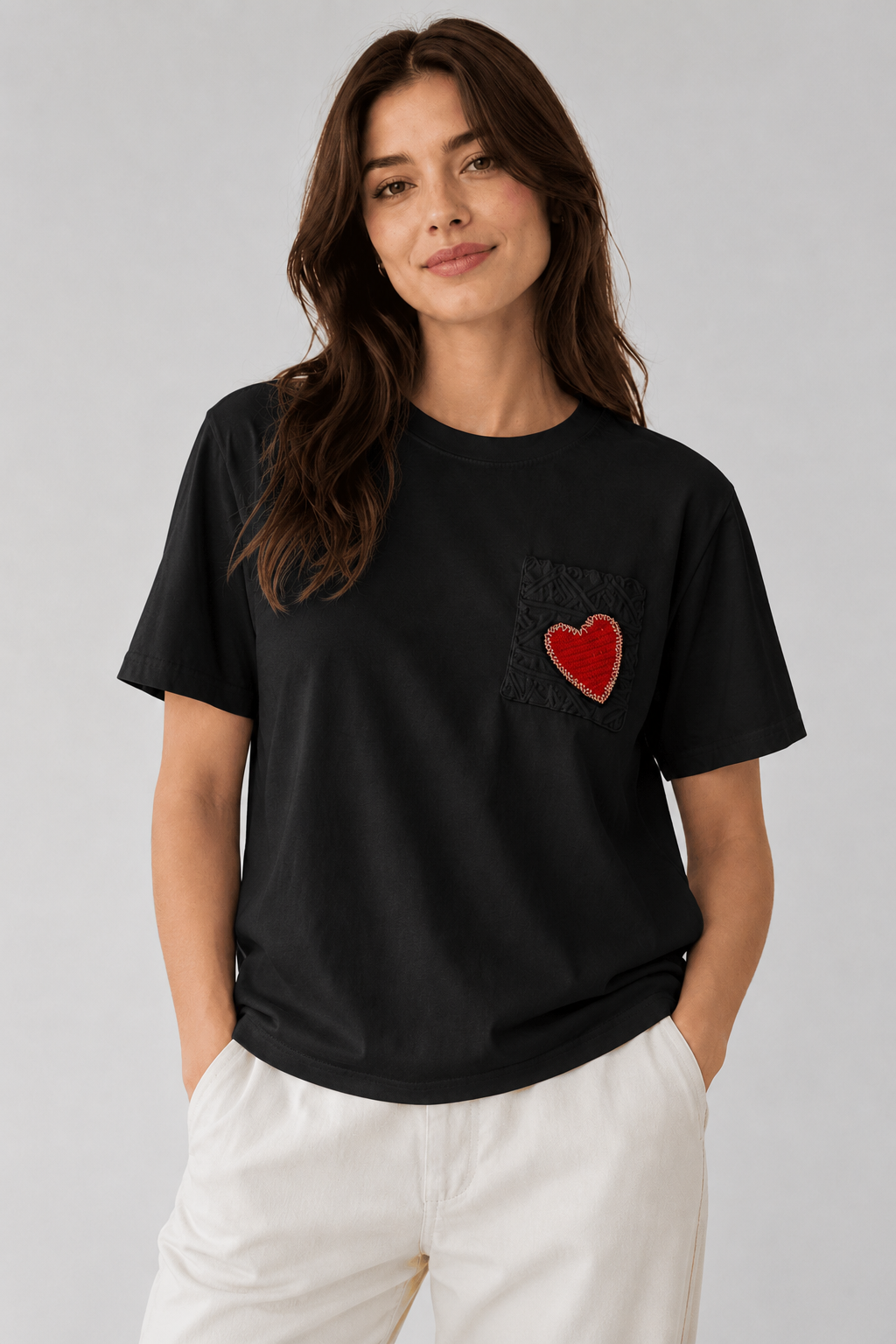 Maglietta con taschino e cuore rosso