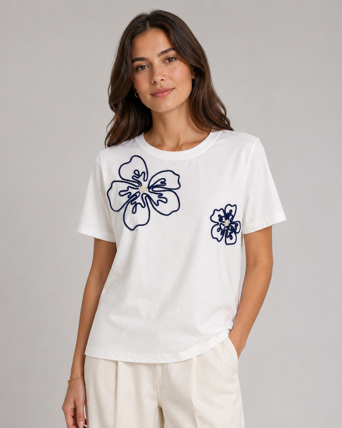 T-shirt con ricami floreali e perle