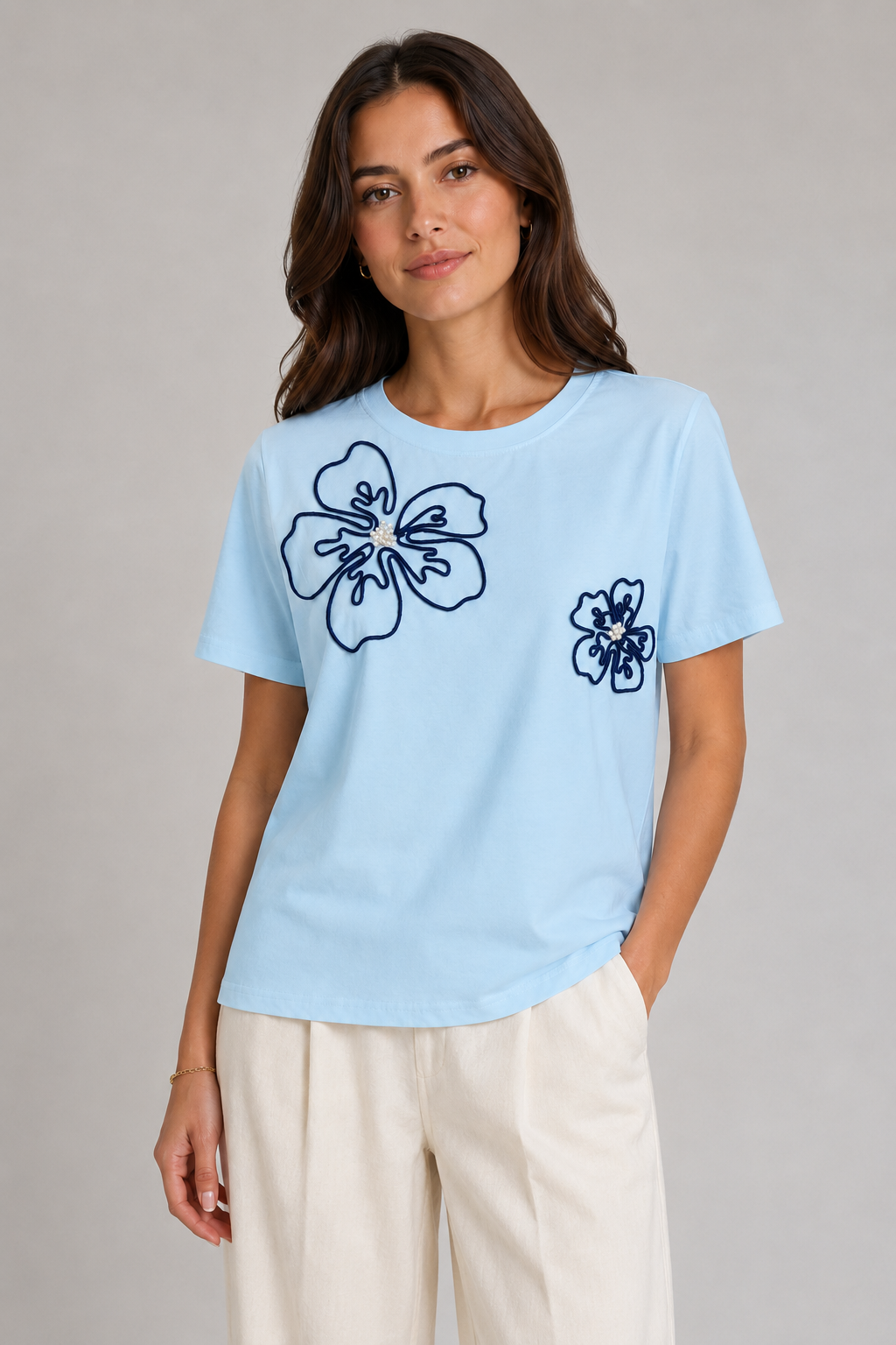 T-shirt con ricami floreali e perle