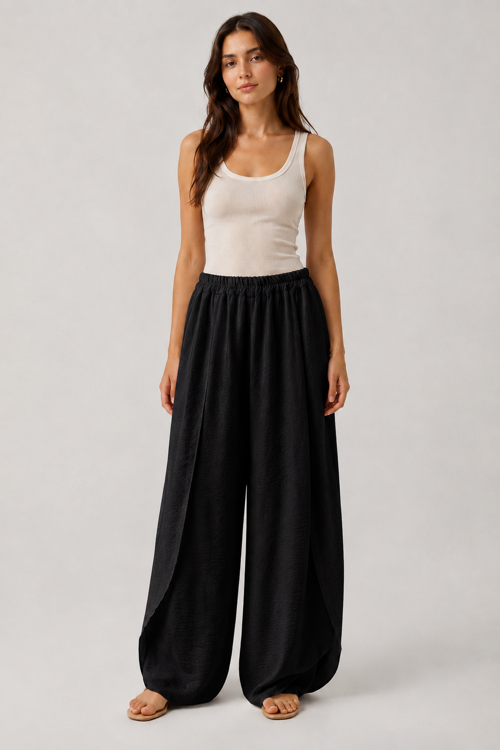 Pantaloni palazzo bianchi con drappeggio frontale