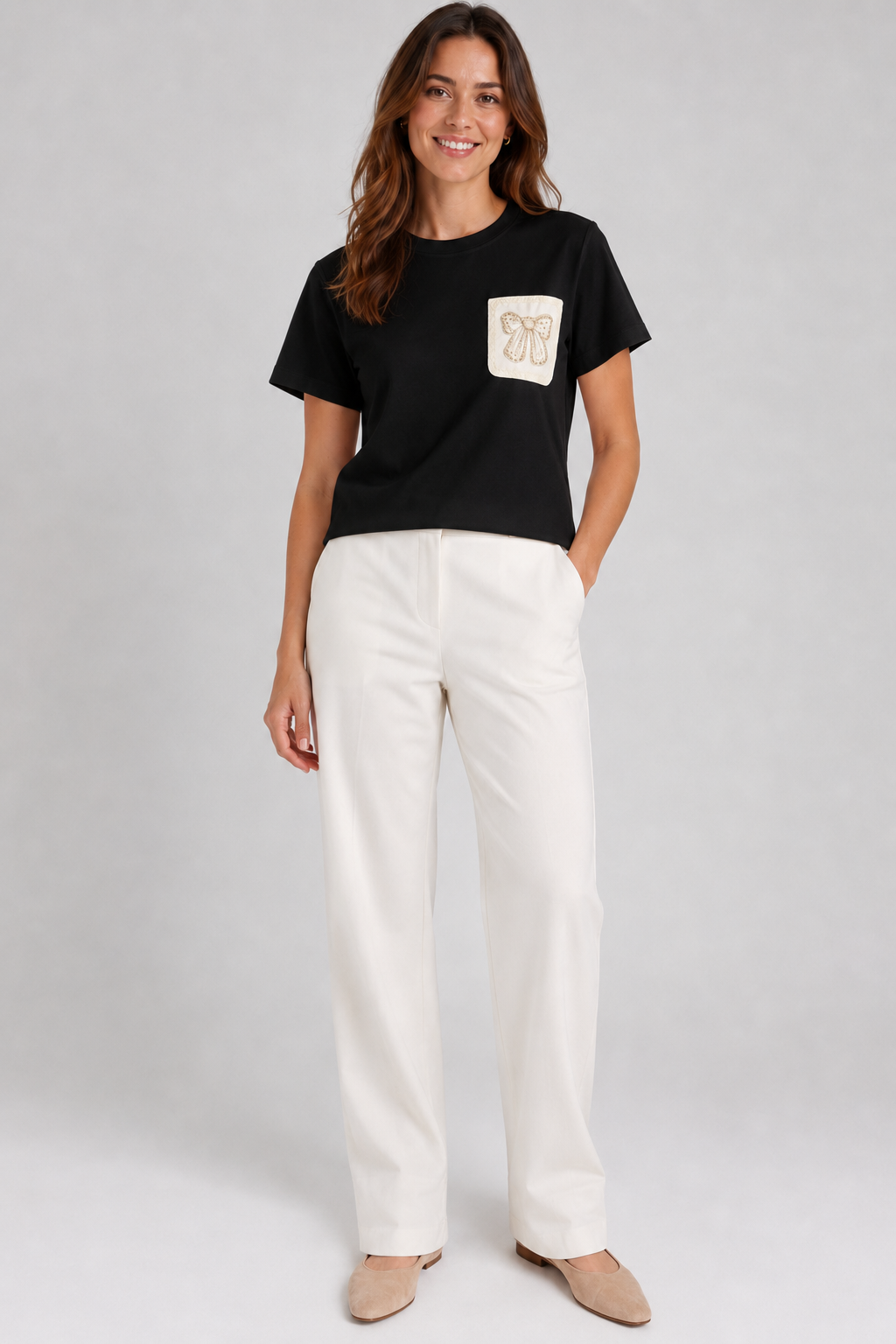 T-shirt con taschino e fiocco ricamato