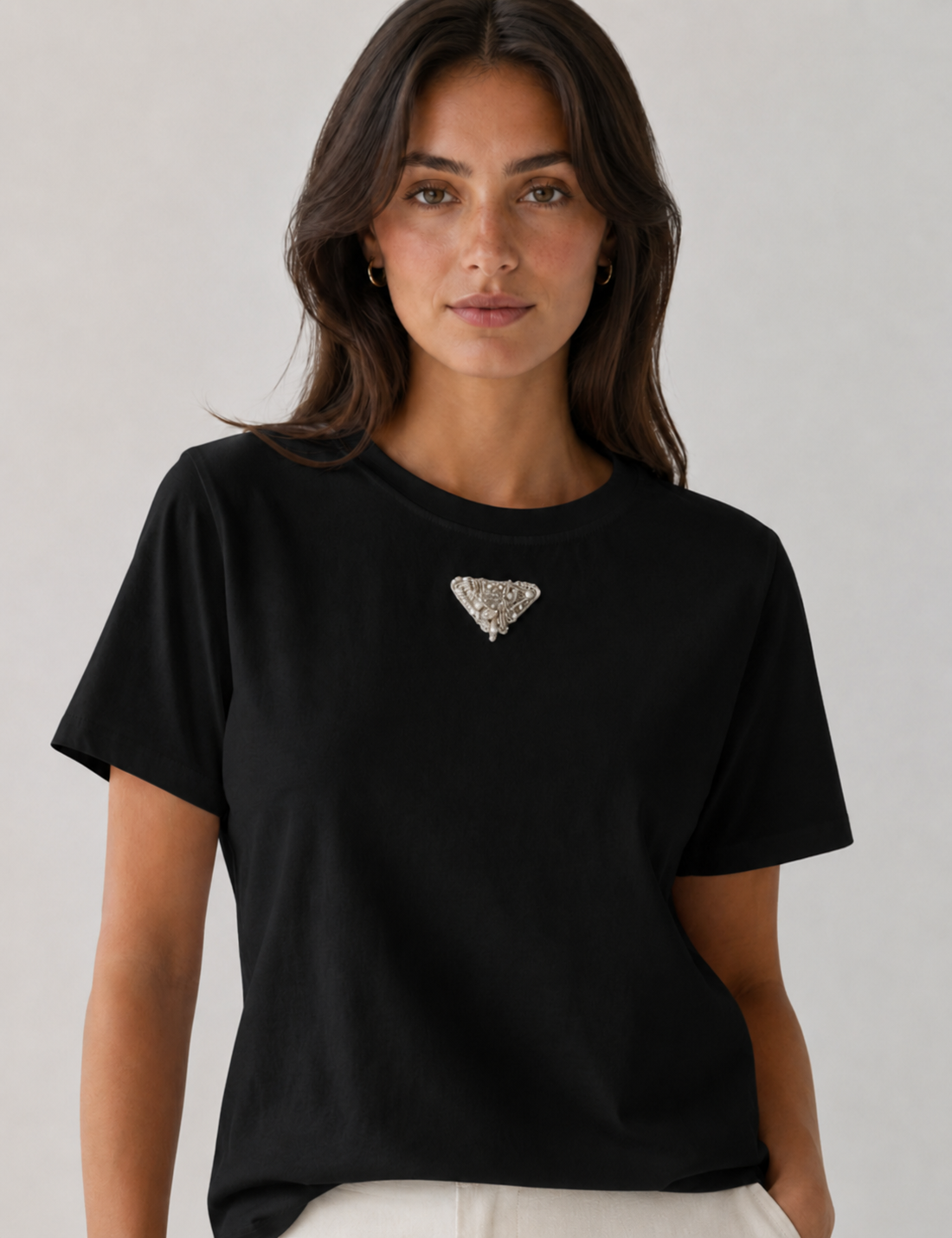 T-shirt con applicazione gioiello in strass