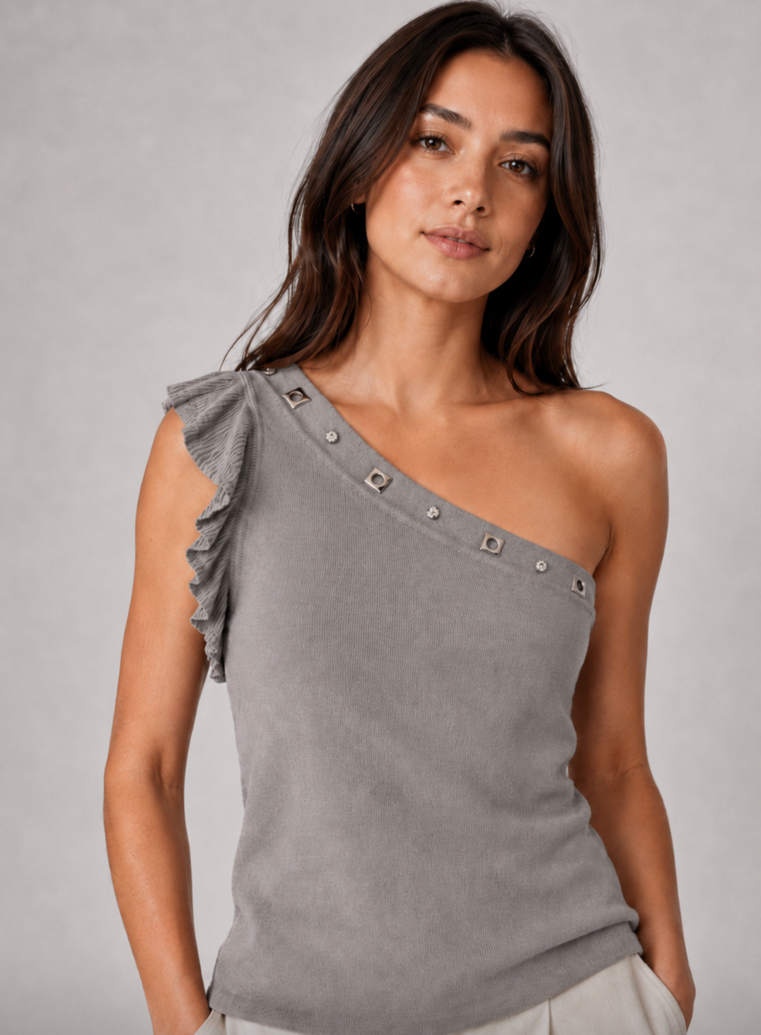 Top monospalla con rouches e applicazioni
